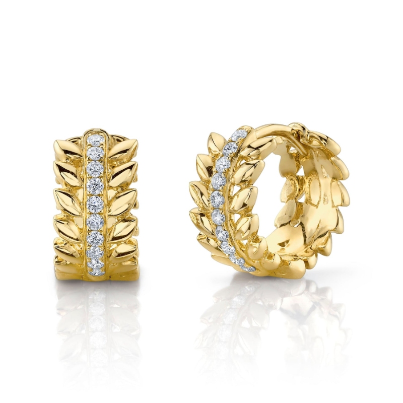 SC55022941 Kate Collection Laurel Wreath Huggie Earrings In 14 Karat Yellow Gold